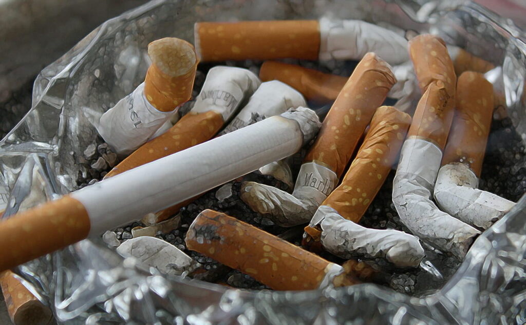 Lanzan campaña para reducir contaminación de los microplásticos generados por los cigarrillos 