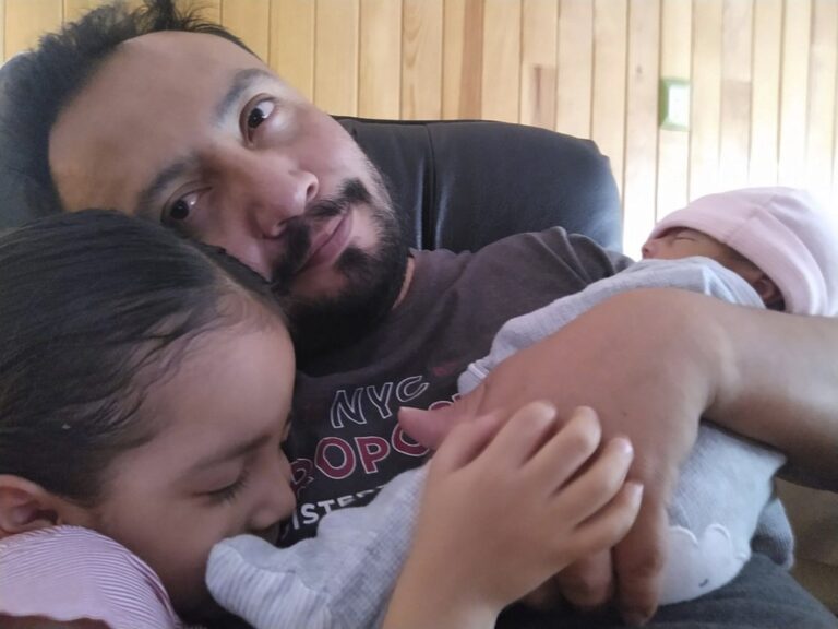 Un grupo de hombres trabaja por derribar estereotipos y ser mejores padres