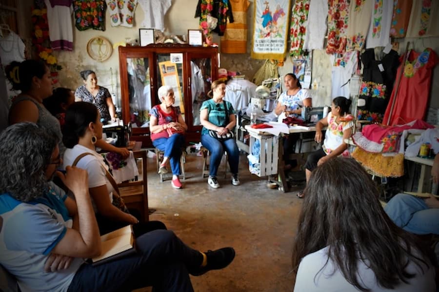 Artesanas fortalecen economía del arte textil en México
