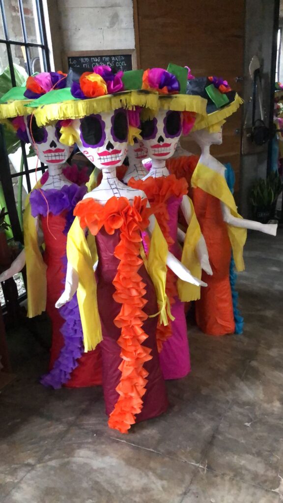 La piñata: un viaje de color y tradición en la cultura mexicana