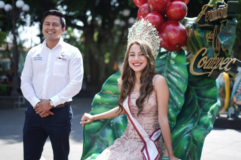 Coatepec devela el Trono del Café en el Parque Municipal como parte de la promoción de la feria