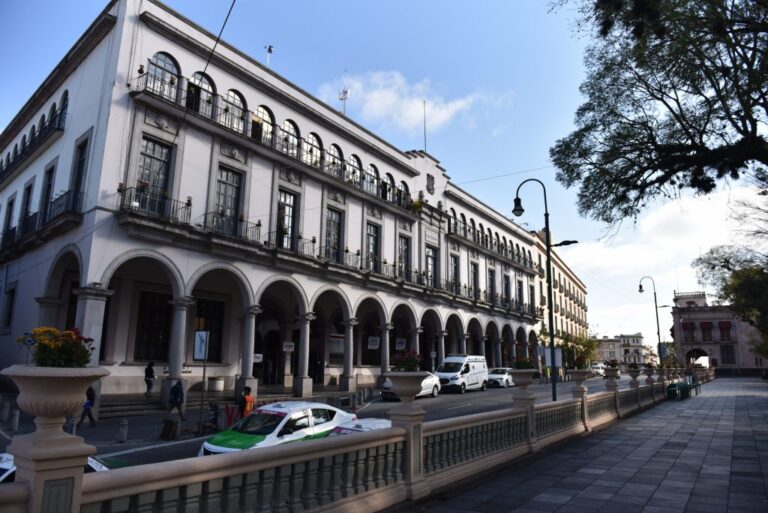 Xalapa avala reforma de revocación de mandato en Veracruz Xalapa avala reforma de revocación de mandato en Veracruz El Cabildo de Xalapa aprobó este 17 de agosto de 2026 la reforma constitucional estatal que regula la revocación de mandato del gobernador, un paso indispensable para que el mecanismo entre en vigor tras la validación de al menos 107 de los 212 ayuntamientos de Veracruz. La LXVII Legislatura local aprobó la minuta a inicios de julio con 39 votos a favor, 5 en contra y 2 abstenciones, modificando el artículo 15 de la Constitución de Veracruz para fijar reglas y candados al procedimiento. La reforma habilita a la ciudadanía a evaluar el desempeño del titular del Ejecutivo estatal y decidir mediante voto popular su continuidad o remoción, en un proceso que aplicaría para la gobernadora Rocío Nahle García. Reglas del procedimiento y requisitos El texto establece que la recolección de firmas se realizará el mes previo al tercer año de gobierno y exige el respaldo del 10% de la lista nominal estatal, distribuido en al menos 107 municipios con un mínimo del 3% en cada uno. El Organismo Público Local Electoral (OPLE) tendrá 30 días naturales para verificar los requisitos y, de cumplirse, emitir la convocatoria a la consulta. Validación municipal y siguientes pasos Como toda reforma constitucional estatal, el decreto requiere la aprobación del Constituyente Permanente, es decir, el aval de la mitad más uno de los ayuntamientos; el respaldo de Xalapa suma a ese quórum. Al completarse la mayoría de avales, el Congreso emitirá la declaratoria correspondiente para ordenar la publicación en la Gaceta Oficial del Estado y dar entrada a la ley secundaria. Posturas oficialismo y oposición El oficialismo sostiene que la medida fortalece la rendición de cuentas y la soberanía popular, mientras la oposición advierte que los porcentajes y la distribución territorial funcionan como candados restrictivos. Dirigentes de la mayoría legislativa restaron preocupación a una eventual consulta y afirmaron que se apegarán al marco legal, pese a anuncios de impugnaciones por parte de partidos opositores