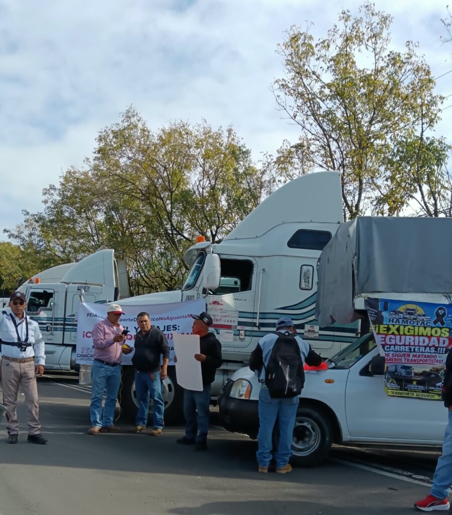 Transportistas cierran el bulevar Xalapa-Banderilla en protesta por inseguridad en carreteras