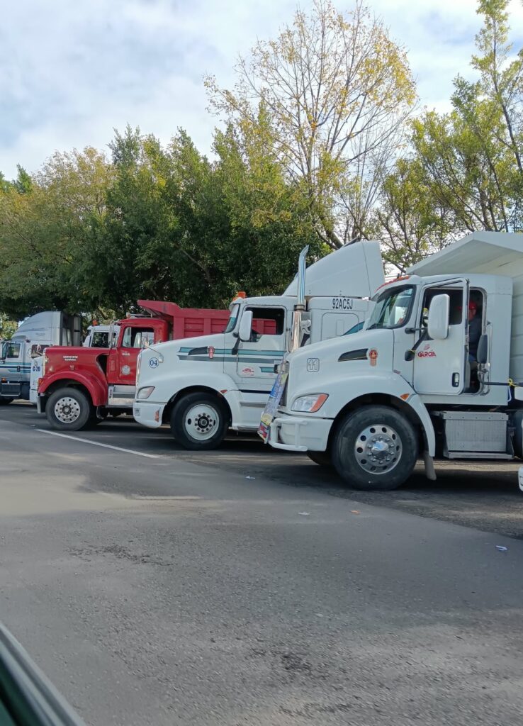 Transportistas cierran el bulevar Xalapa-Banderilla en protesta por inseguridad en carreteras